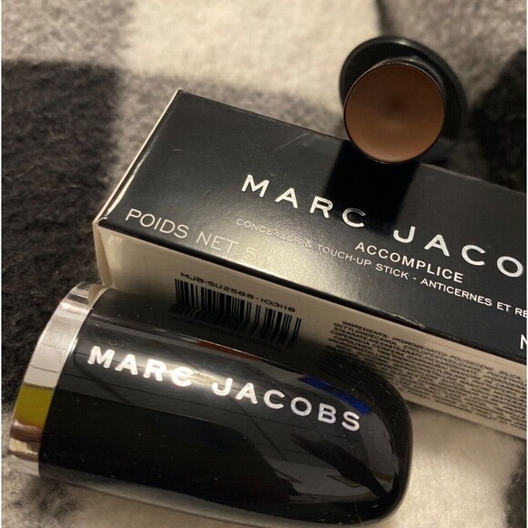 Marc Jacobs Accomplice Concealer & Touch-Up Stick Deep 59 - Picture 2 of 4